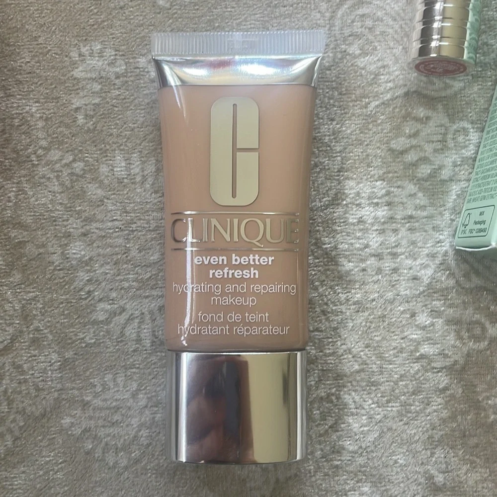 Brand New Clinique Bundle Even Better Clinical Refresh Foundation Cleanser & Lip